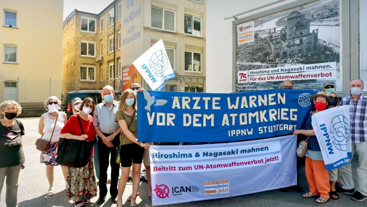 Stuttgart: Plakataktion als Mahnung vor Atomkrieg