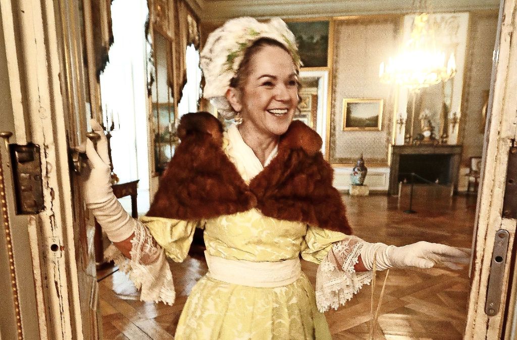 Macht hoch die Tür: Regina  Kemle verkleidet als Mätresse Amanda. Weitere Kostümführungen im Ludwigsburger Schloss finden Sie in unserer Bildergalerie. Foto: factum/Granville