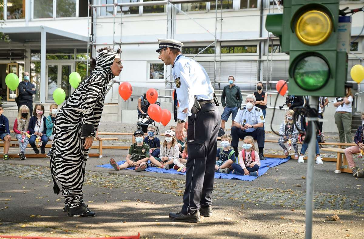Das Theaterstück „Kleines Zebra“ zeigt den Kindern, wie und wann sie am besten über die Straße gehen.