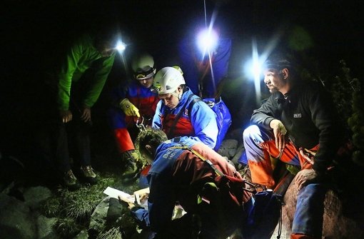 Sie arbeiten die Nacht durch:  Einsatzkräfte der Bergwacht stimmen das weitere Vorgehen ab. Foto:  