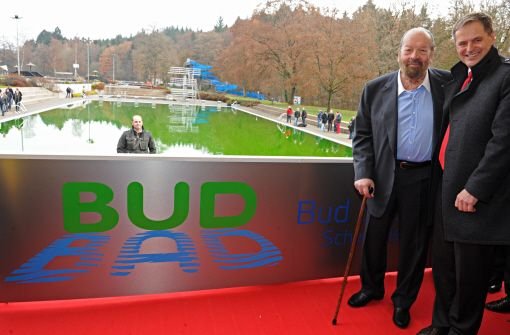 Der italienische Schauspieler Carlo Pedersoli, besser bekannt als Bud Spencer, steht zusammen mit dem Oberbürgermeister von Schwäbisch Gmmünd, Richard Arnold (CDU) stolz vor seinem Freibad. Foto: dpa