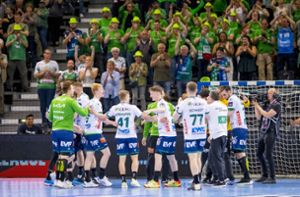 Die Handballer von Frisch Auf Göppingen freuen  sich vor ihren  Fans über das gewonnene Spiel um Platz drei gegen Montpellier HB. Foto: dpa/Sascha Klahn