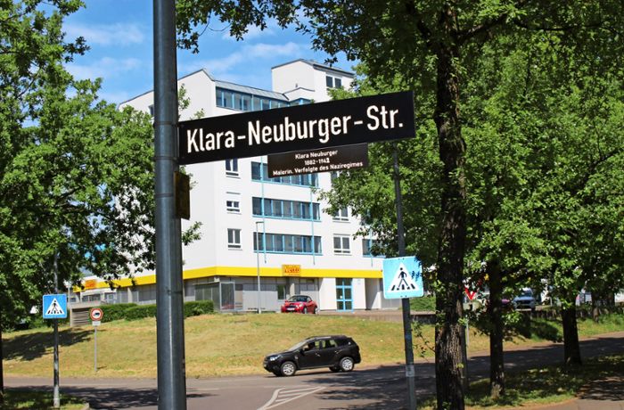 Klara-Neuburger-Straße in Riedenberg: Schüler finden  30 Jahre alten Patzer auf Straßenschild