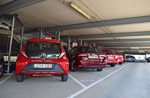 Vier rote Stadtmobil-Autos stehen im Parkhaus des Filderstädter Bahnhofs. Foto: Patrick Steinle