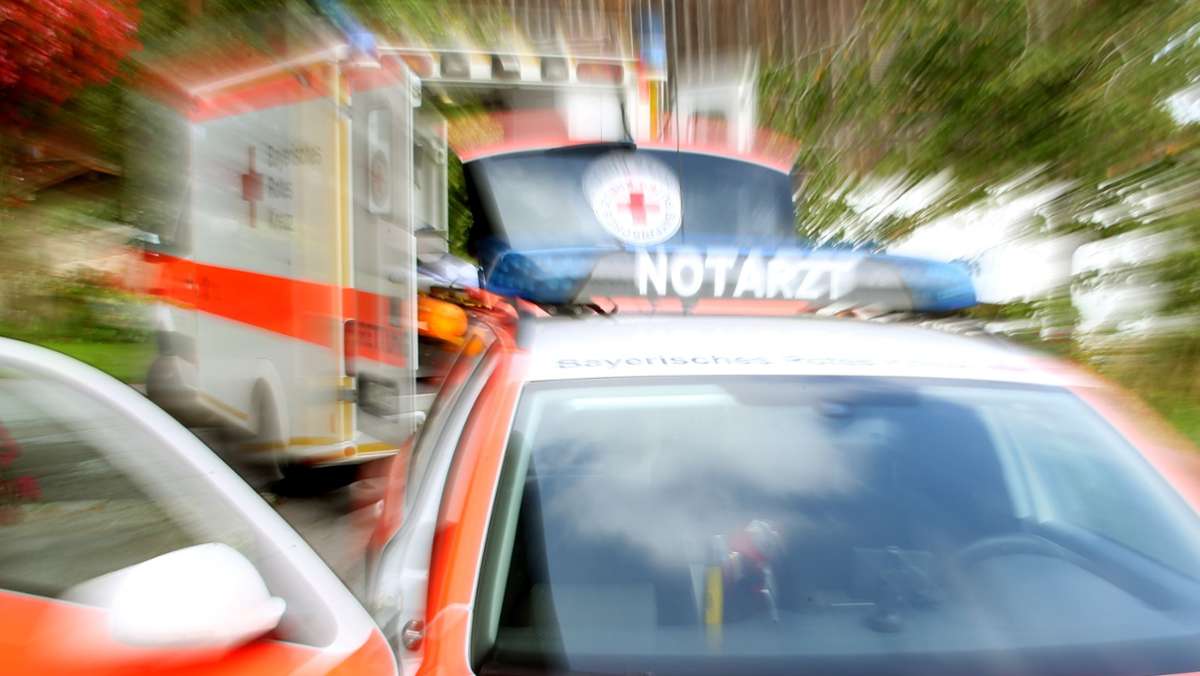  Bei einem Verkehrsunfall in Filderstadt (Kreis Esslingen) hat sich am Montagnachmittag ein Auto überschlagen. Zwei Personen wurden schwer verletzt. 