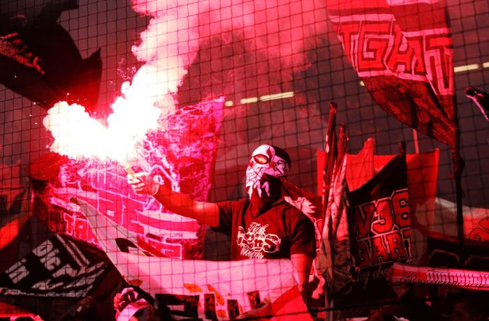DFB darf weiter Vereine für Fehlverhalten der Fans bestrafen