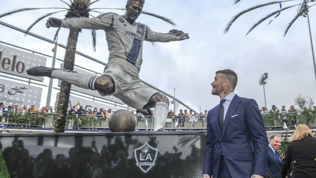 Misslungene Bronze-Statue: So legt James Corden seinen Kumpel David Beckham rein
