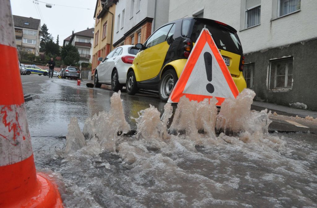 Ein Wasserrohrbruch sorgt in Stuttgart-Untertürkheim für nasse Füße und fehlendes Trinkwasser. Foto: Andreas Rosar