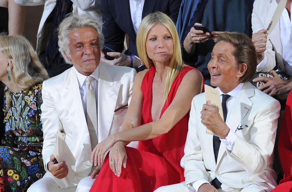 Gwyneth Paltrow hat einen Draht zur Modeszene: hier sieht man sie mit den italienischen Designern und Geschäftsmännern Giancarlo Giammetti (links) und Valentino Garavani bei dessen Modeschau in Rom 2015.