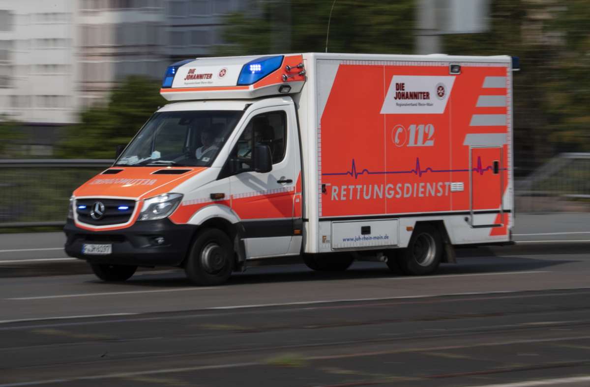 Die Frau wurde per Rettungswagen in eine Klinik gebracht (Symbolfoto). Foto: picture alliance/dpa/Boris Roessler