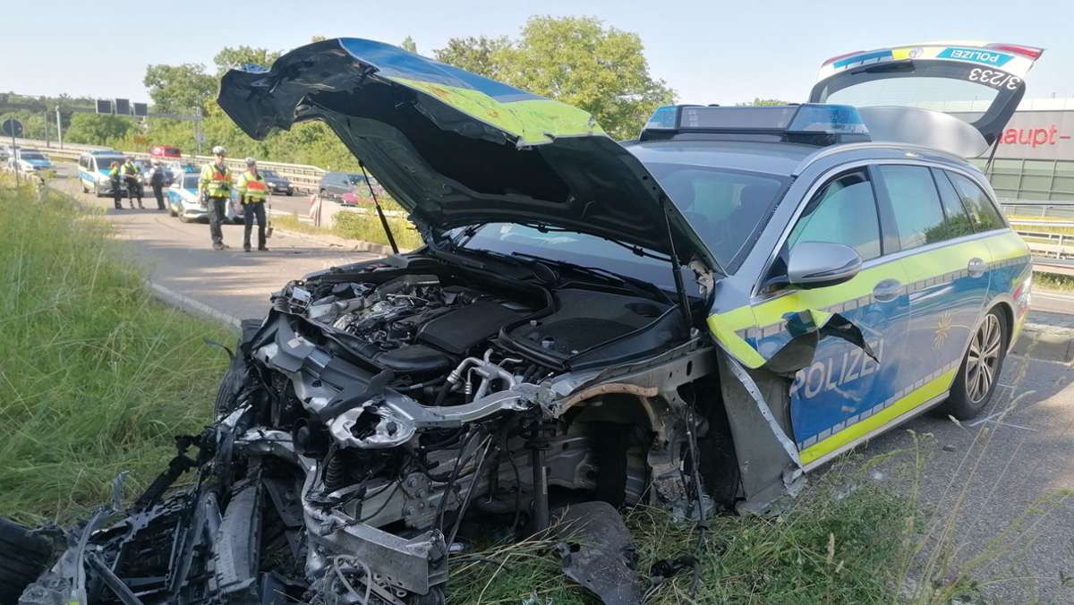 B27 auf Höhe Stuttgart-Fasanenhof: Verfolgungsjagd der Polizei endet mit schwerem Unfall