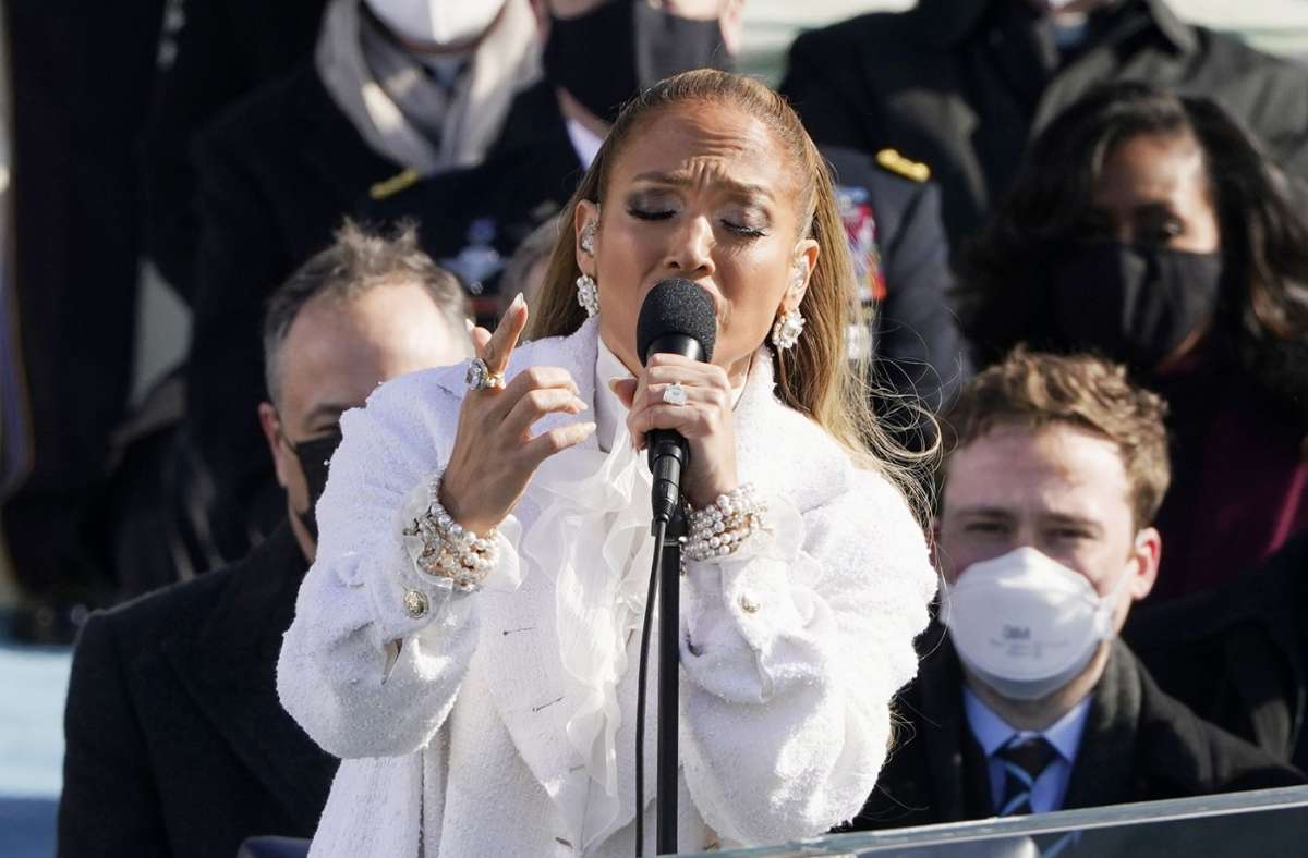Latina-Star Jennifer Lopez, ganz in weiß gekleidet, legte mit den Liedern „This Land Is Your Land“...