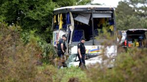 Bus stürzt in Graben – mehrere Verletzte