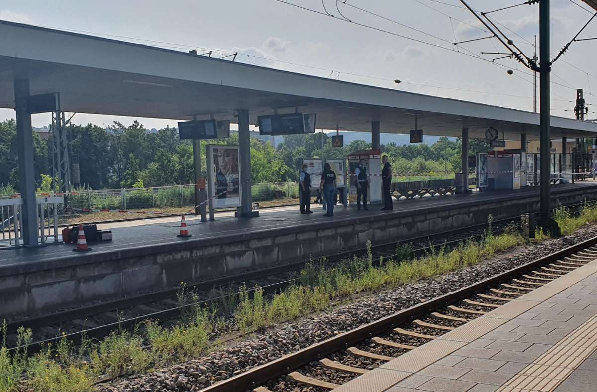 Am Bahnhof in Esslingen kam es zu einer handfesten Auseinandersetzung. Ein Verletzter musste ins Krankenhaus gebracht werden.