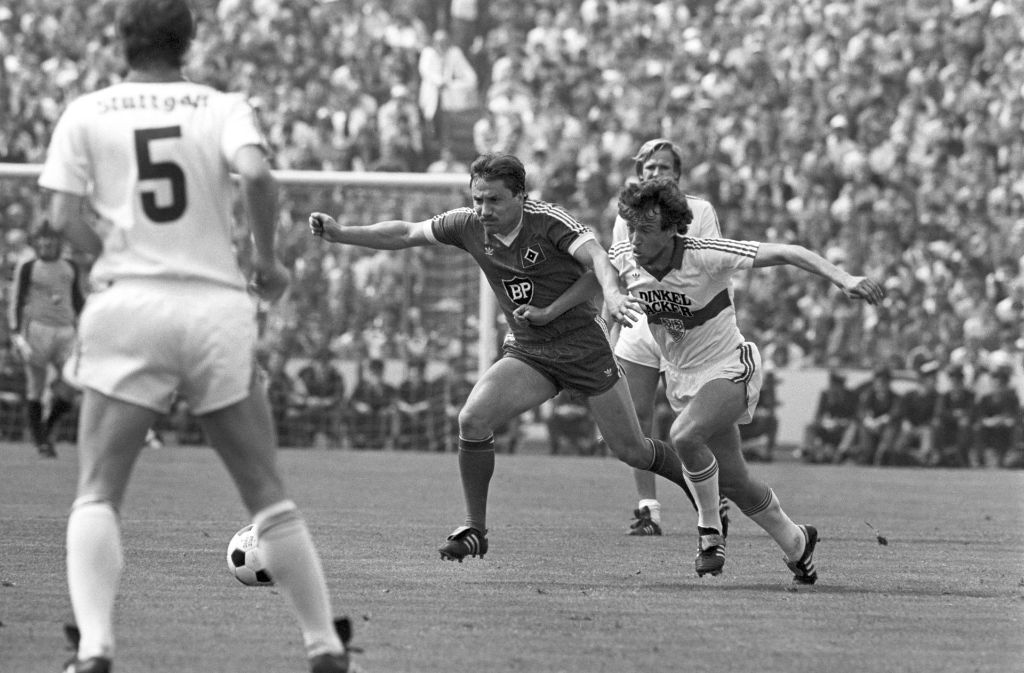 Saison 1983/84. Im Spiel gegen den Hamburger SV am 34. Spieltag (0:1) beharken sich Allgöwer und Wolfram Wuttke.