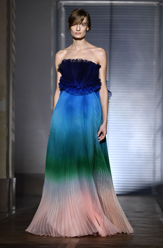Farbenfroh das Kleid mit Plisseerock von Givenchy, das keine Träger, dafür jede Menge Rüschen hat.