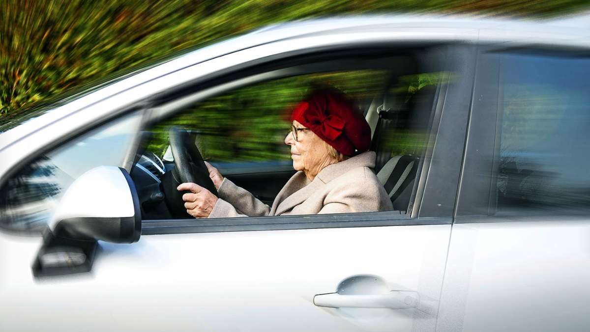  Ältere Menschen verunglücken seltener, sind allerdings überproportional häufig in schwere Verkehrsunfälle verwickelt und gefährdeter als jüngere Fahrer. Warum Trotzreaktionen fehl am Platz sind. 