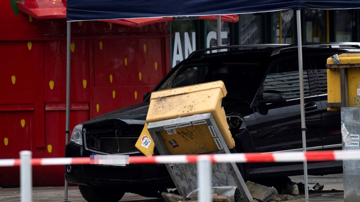 Hardenbergplatz in Berlin: Auto fährt in Menschengruppe –  Sieben Verletzte