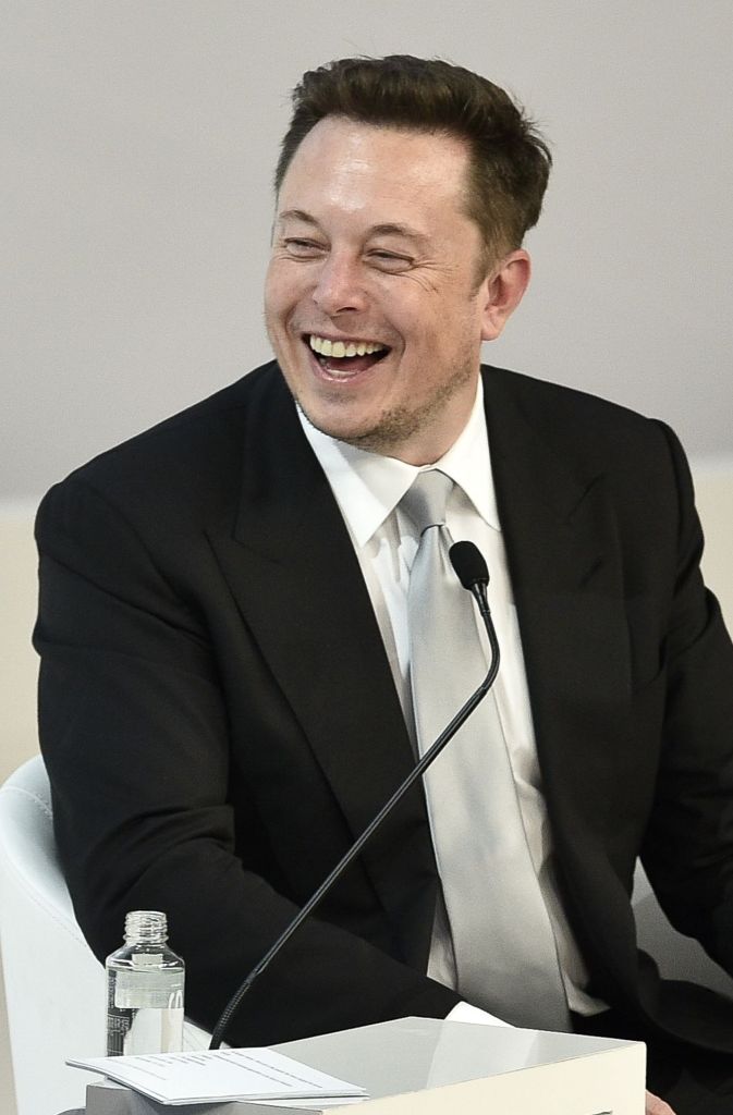 Elon Musk Gut: Solar City, Tesla, Space X: Gleichgültig, was Elon Musk versucht, es wird ein Erfolg. Dank seiner Firmengründungen ist der kanadisch-amerikanische Unternehmer einer der reichsten Menschen der Welt. Außerdem hat er Humor: Bei einem Gastauftritt in der 9. Staffel der Serie Big Bang Theory spielte Elon Musk sich selbst. Schlecht: Der 45-Jährige trennt sich von einer Ehefrau noch schneller als ein Elektroauto von Tesla beschleunigen kann. Als Mitgift gibt’s neben viel Geld zwei Scheidungen und fünf Kinder aus erster Ehe. Außerdem soll da was mit Johnny Depps Ex Amber Heard gehen.