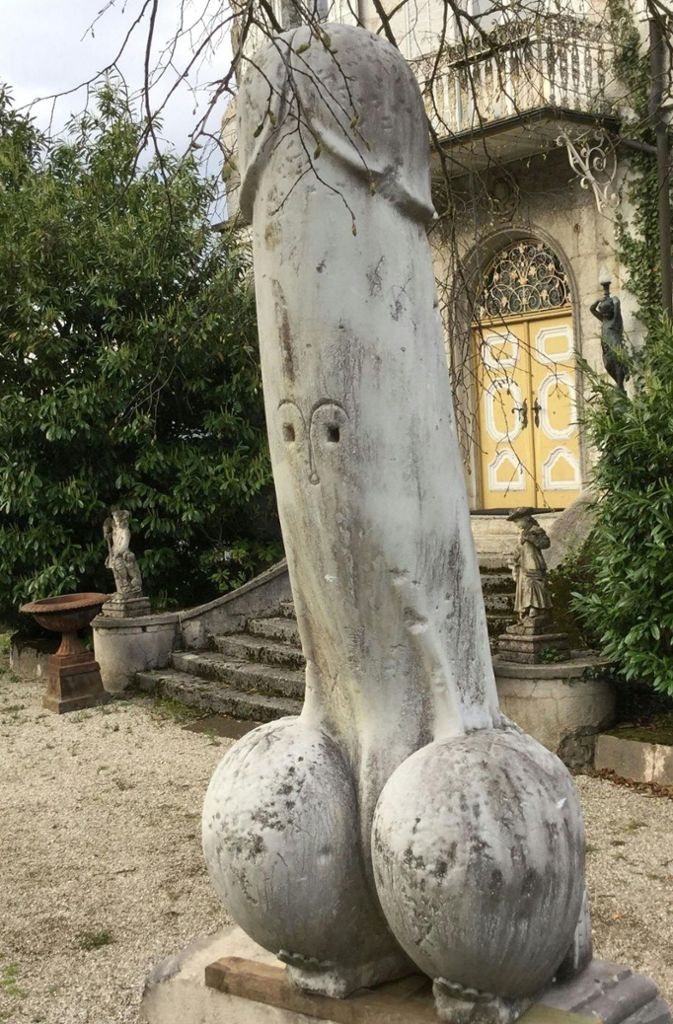Tezhi Sanbian Jiu: Drei-Penis-Likör (Symbolfoto: steinerne Phallus-Statue) gilt in China als traditionelles Heilmittel. Er wird gewonnen, indem man das männliche Geschlechtsorgan eines Seehundes, eines Hirschs und eines kantonesischen Hundes mit Reislikör fermentiert.