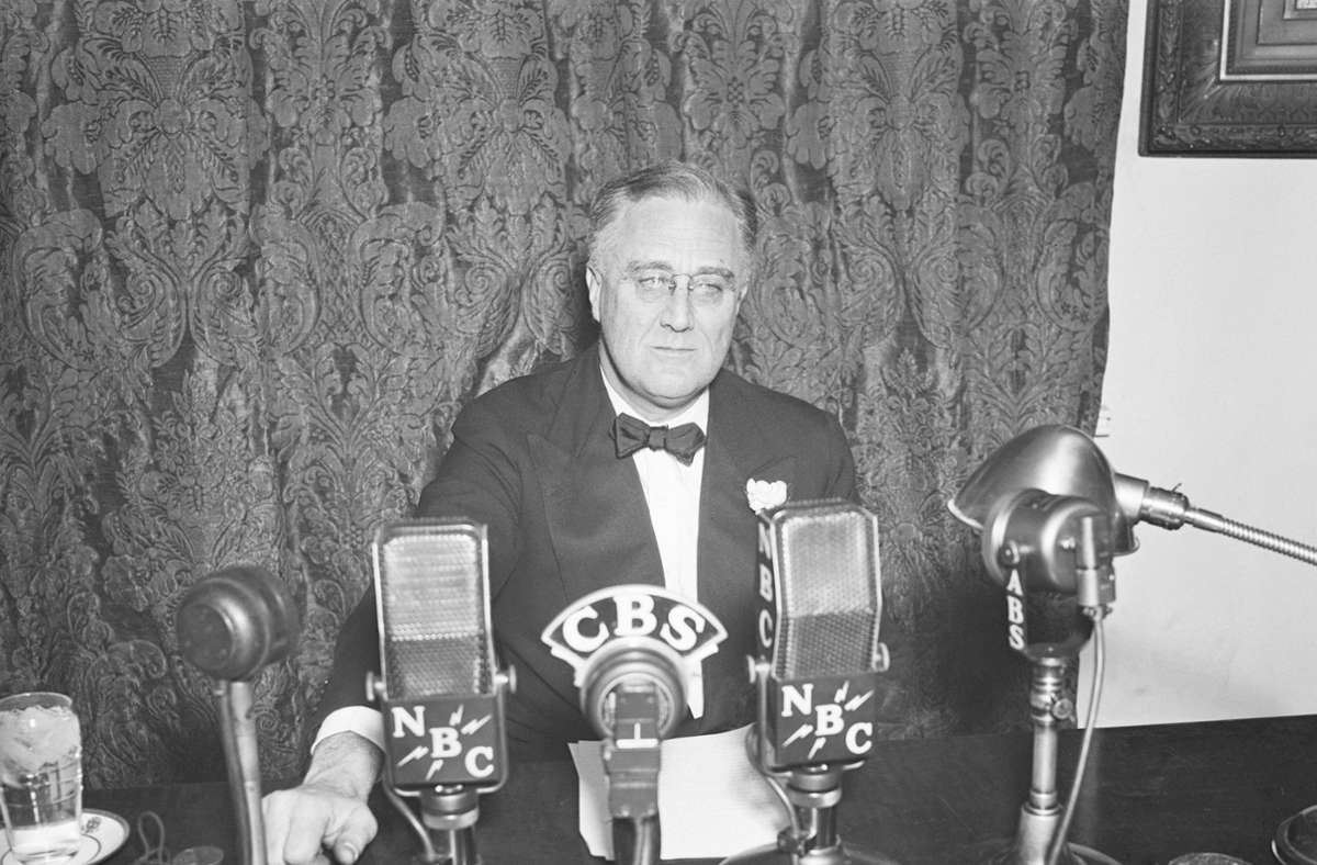 Franklin D. Roosevelt (1933-1945): Kein US-Präsident regierte länger als er. Aufgrund des Zweiten Weltkriegs blieb er länger als zwei Amtszeiten im Amt. Das inoffizielle Gesetz der zwei Amtszeiten wurde erst nach seiner Präsidentschaft verbindlich. Roosevelt gilt wegen der Überwindung der Wirtschaftskrise, seiner Politik im Krieg und seinem Einsatz für die Gründung der Vereinten Nationen als einer der bedeutendsten Präsidenten des 20. Jahrhunderts. Er starb 1945 im Amt an einer Hirnblutung.