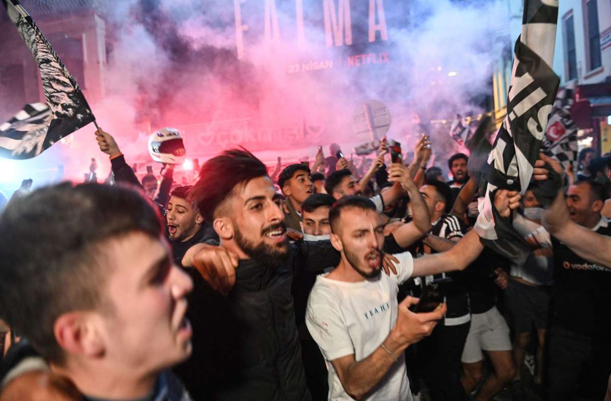 Freude pur bei den Besiktas-Fans – trotz des Corona-Lockdowns. Foto: AFP/OZAN KOSE