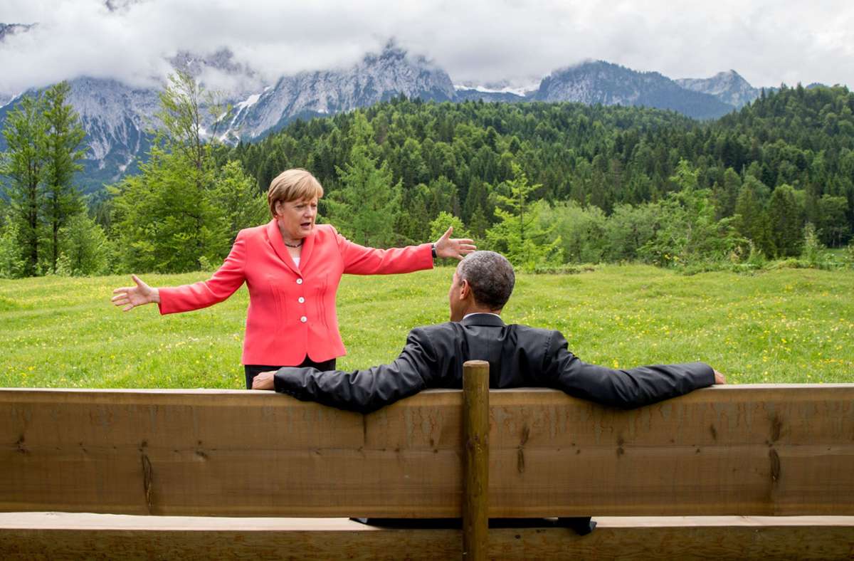 8. Juni 2015: Dieses Bild ging nach der G7-Konferenz in Elmau um die Welt: Merkel spricht mit US-Präsident Obama, während der entspannt auf einer Bank sitzt – mit Blick auf die Wettersteinspitze.