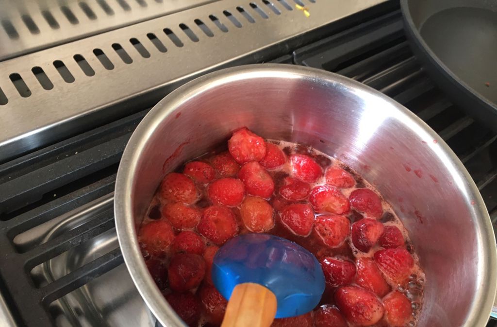 Die Erdbeeren einkochen und mit einem Stabmixer zu einer Erdbeersoße pürieren.