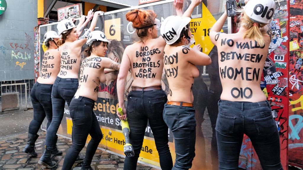  Die Organisation Femen hat zum Weltfrauentag in St. Pauli eine aufsehenerregende Aktion gestartet. Die Aktivistinnen montierten mit nacktem Oberkörper im Rotlichtviertel einen Sichtschutz ab. 