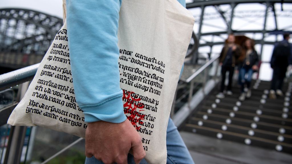 Buchhändlerbeutel wird „Modekracher“: Einkaufstasche von Hugendubel kommt in New York groß raus