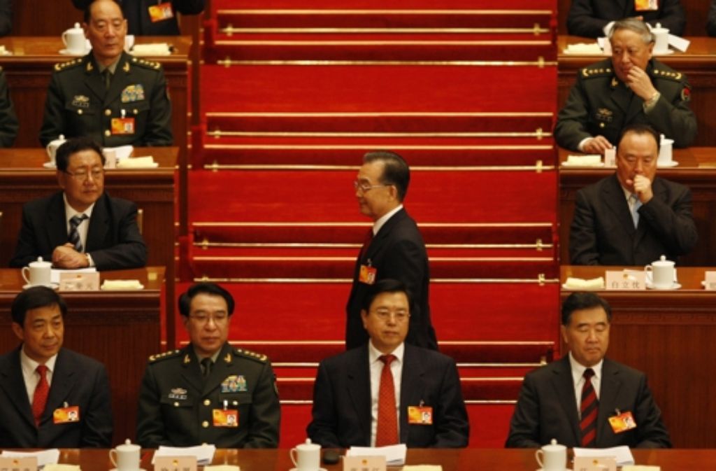 Auch nahe Verwandte von Ex-Premier Wen Jiabao (hier gehend auf einem Foto vom Nationalen Volkskongress 2010) sollen Gelder verschoben haben. Foto: AP