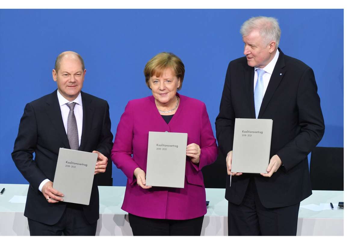 12. März 2018: Dieses Mal dauert es noch länger als vier Jahre zuvor, bis ein neuer Koalitionsvertrag steht. Neben Merkel und Seehofer ist dieses Mal der SPD-Vorsitzende Olaf Scholz bei der Präsentation dabei. Innerhalb seiner Partei hatte es große Debatten und Vorbehalte gegen eine Neuauflage der GroKo gegeben. Regieren sei für die SPD aber nie Selbstzweck gewesen, sagt Scholz. Auch Merkel gibt sich optimistisch: Die große Koalition wolle das Wohlstandsversprechen in Zeiten der Globalisierung und Digitalisierung erneuern. „Der Wohlstand unseres Landes muss bei allen Menschen ankommen“, so Merkel.