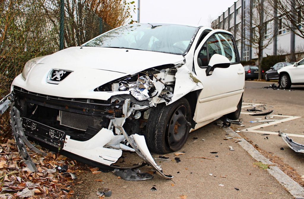 Der Peugeot ist komplett hinüber, der Mercedes schwer beschädigt. Foto: C. Holowiecki