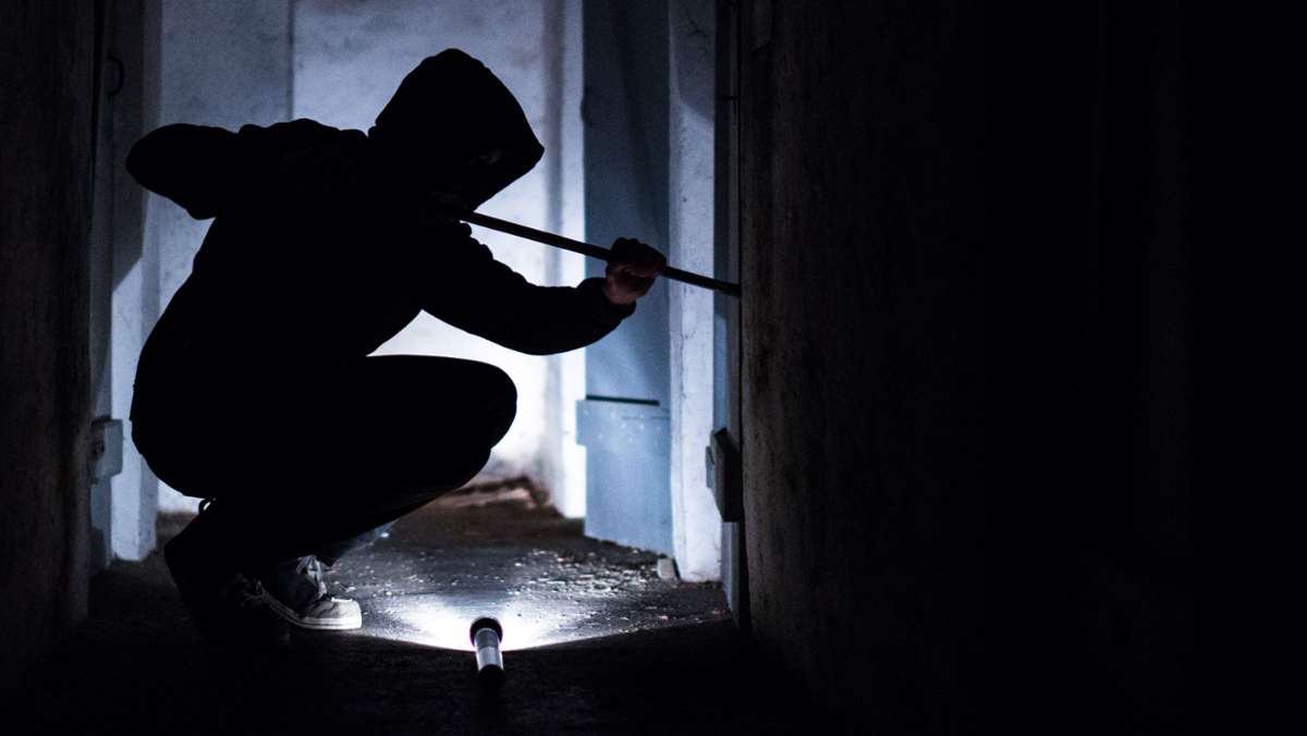 Denkendorf: Einbrecher steigt in Wohnung ein und durchwühlt Schränke