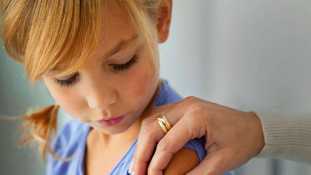  Grippeviren grassieren häufig in Schulen und Kindergärten. Mit ähnlichen Symptomen kursiert auch das Coronavirus. Viele Eltern denken deshalb darüber nach, ihren Nachwuchs gegen Grippe impfen zu lassen. Doch davon sind nicht alle Kinderärzte begeistert. 