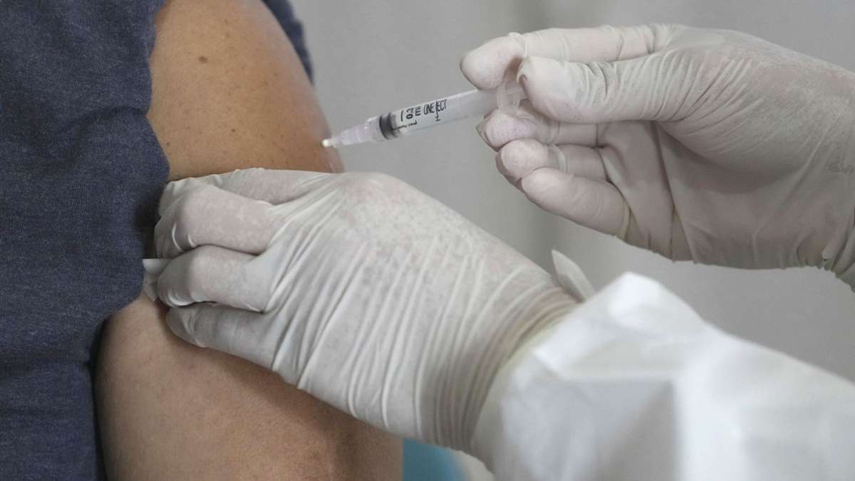  Während zahlreiche Menschen in Deutschland noch nicht einmal geboostert sind, kommt schon eine vierte Impfung ins Spiel. Viele Fragen sind noch offen. 
