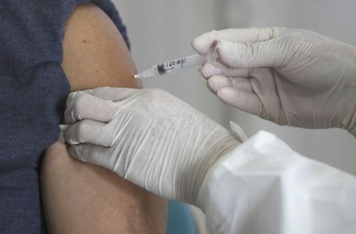 Eine vierte Impfung könnte bald nötig werden.   (Symbolfoto) Foto: dpa/Tatan Syuflana