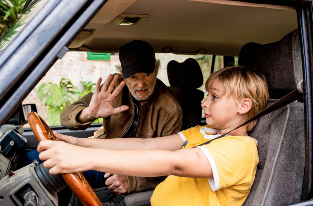 Kurt (Michael Gwisdek, l.) lässt Jonas (Jude West, r.) schon früh für den Führerschein üben.