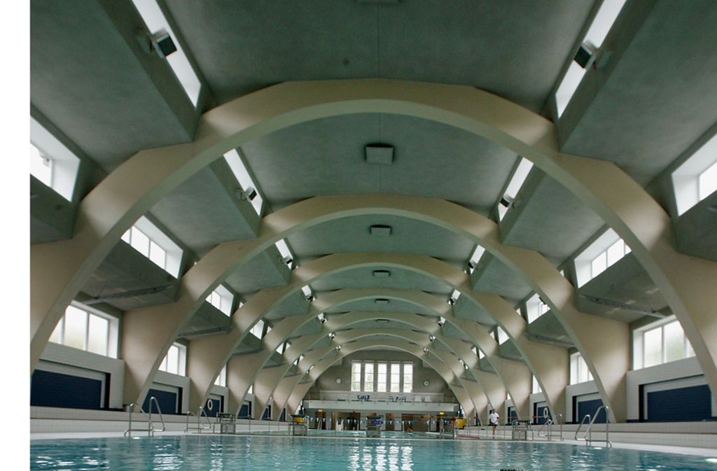 Das Heslacher Hallenbad ist auch ein naheliegendes Ziel für Schwimmer aus dem Bezirk Mitte. Der Bezirksbeirat lehnt deshalb reduzierte Öffnungszeiten ab. Foto: Gottfried Stoppel