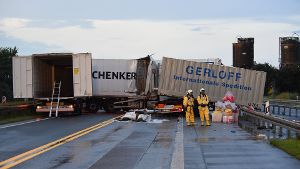Lastwagen prallt an Stau-Ende gegen Gefahrguttransporter