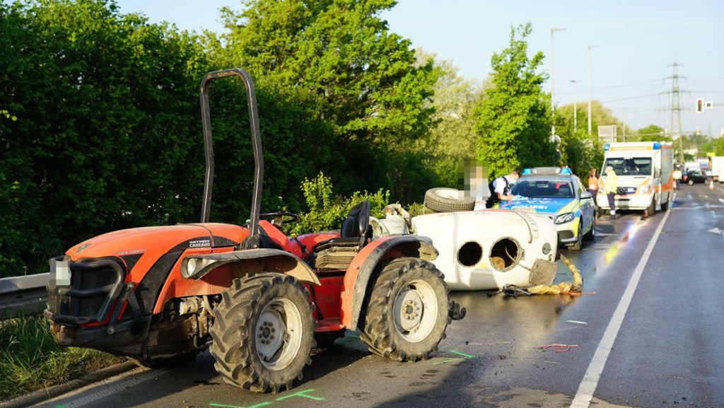 Unfall in Weinstadt: Traktorfahrer übersieht BMW und wird eingeklemmt