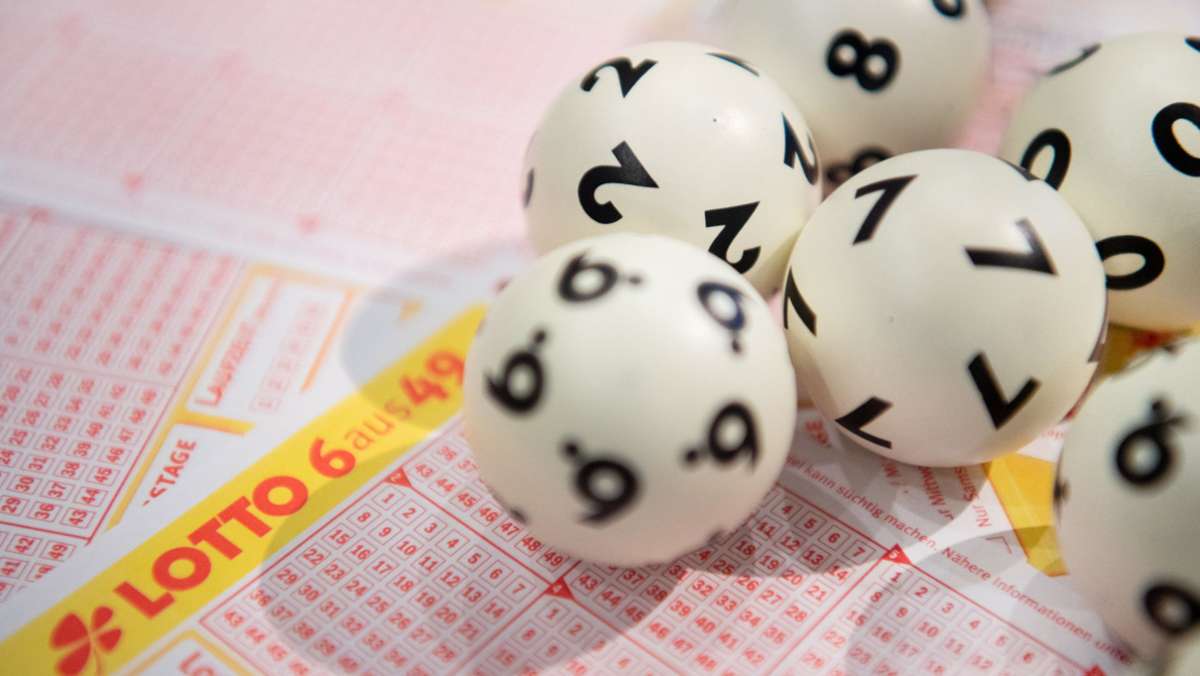  Ein Mann aus Freiburg hat im Lotto als bundesweit einziger Spieler den Jackpot im Spiel 77 geknackt. Er darf sich über einen Gewinn von 1,7 Millionen Euro freuen. 