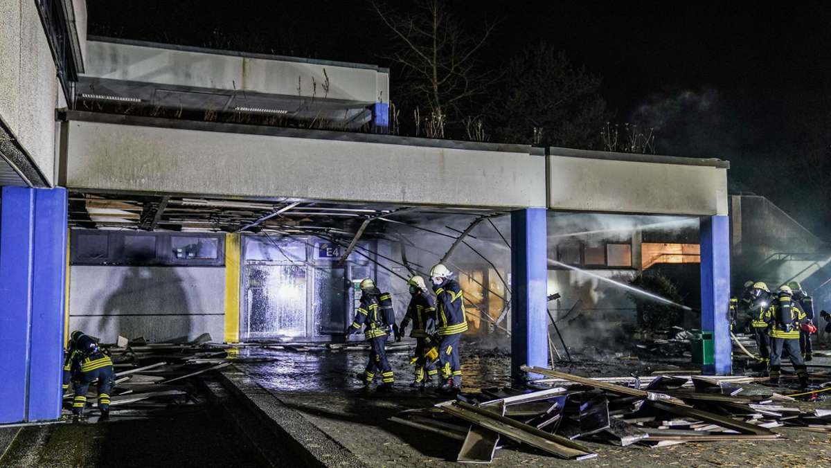  In Waiblingen-Neustadt kommt es am Samstagabend zu einem Brand an der Friedensschule. Die Feuerwehr rückt mit insgesamt sechs Fahrzeugen aus. 