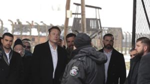 Elon Musk besichtigt ehemaliges Konzentrationslager Auschwitz