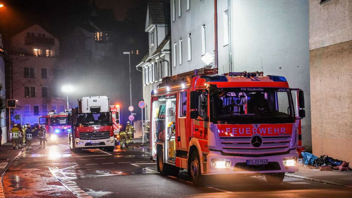  Feuerwehr, Polizei und Rettungsdienst haben wegen eines Küchenbrands in einem Mehrfamilienhaus in Esslingen am Samstagabend mit einem Großaufgebot ausrücken müssen. Vier Bewohner wurden verletzt. 