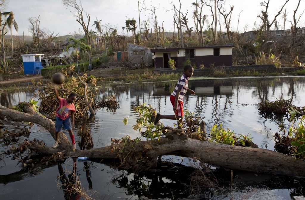 Haiti steht nach den Erdbeben von 2010 vor einer weiteren humanitären Katastrophe. Das Wasser ist hochgradig kontaminiert, denn der Wirbelsturm sorgte unter anderem für Überschwemmungen von Latrinen und Friedhöfen.