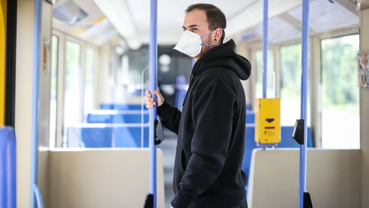 Neues  Infektionsschutzgesetz: Ab Samstag gilt in Bus und Bahn FFP2-Maskenpflicht – auch in Stuttgart