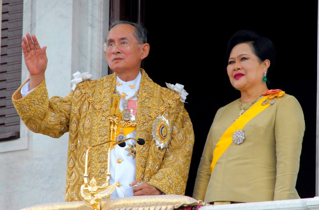 Thailands König Bhumibol Adulyadej ist nach Angaben des Palastes am 13. Oktober 2016 im Alter von 88 Jahren in Bangkok gestorben. Das Land hatte bereits seit Tagen um den schwer kranken Monarchen gebangt.