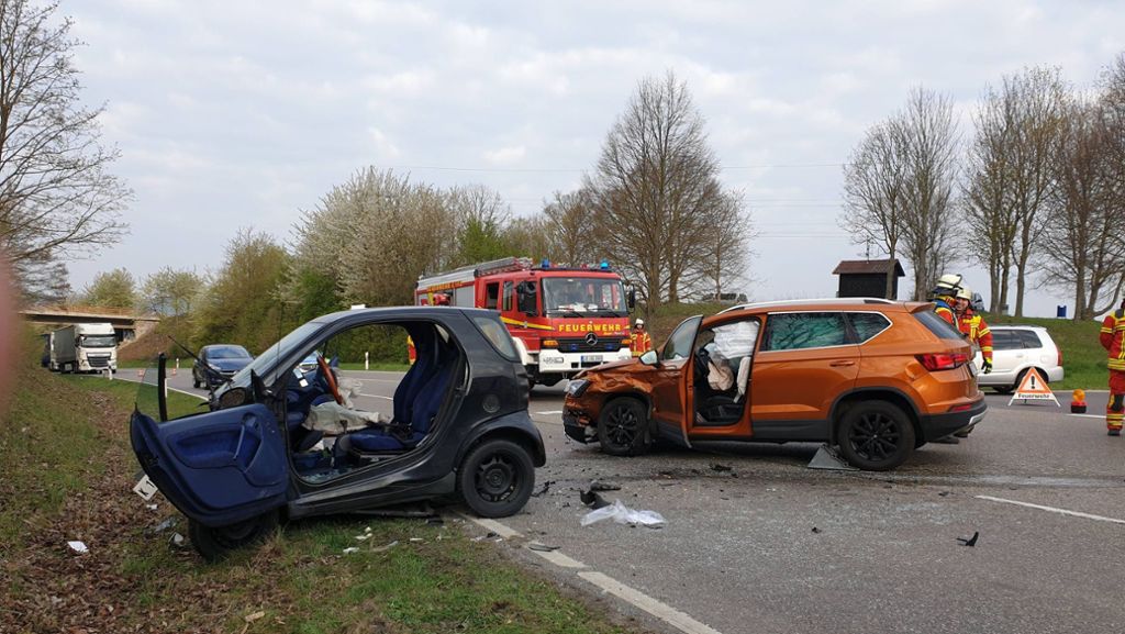  Am frühen Freitagmorgen ist es auf der Kreisstraße bei Gemmrigheim zum Zusammenstoß zweier Wagen gekommen. Ein Fahrer wurde dabei schwer verletzt. 