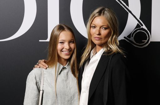 Kate Moss und ihre Tochter Lila Grace besuchten die Modeschau von Dior. Foto: AP/Christophe Ena